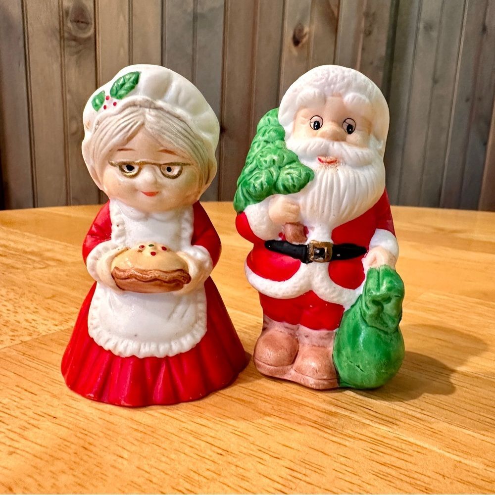 Santa and Mrs. Claus salt and pepper shakers vintage by Russ